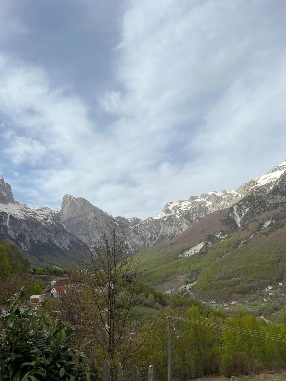 Hotel Vellezrit Guri Theth Bagian luar foto